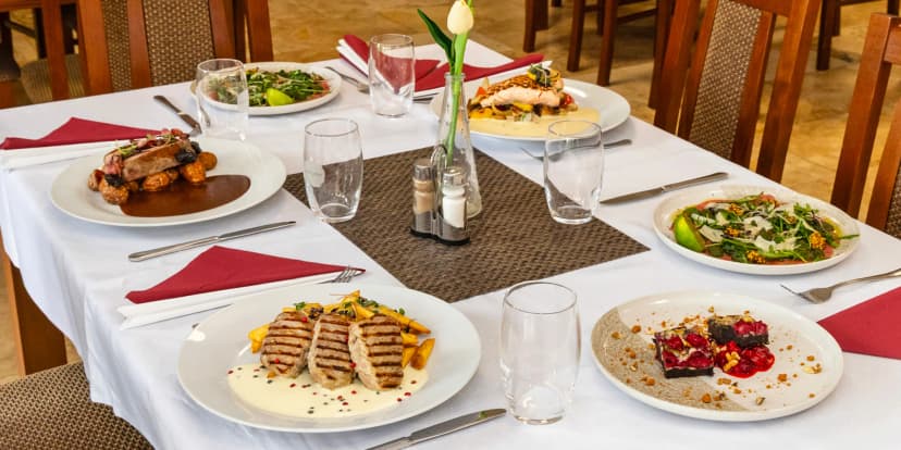 Vyladěné tříchodové menu: carpaccio, kachna, medailonky či losos a brownies